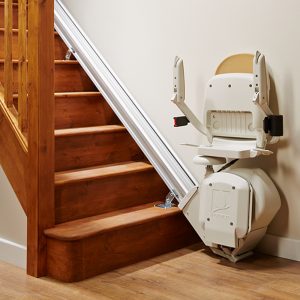 c'est une image d'un monte escalier Confort Plus Acorn droit replié